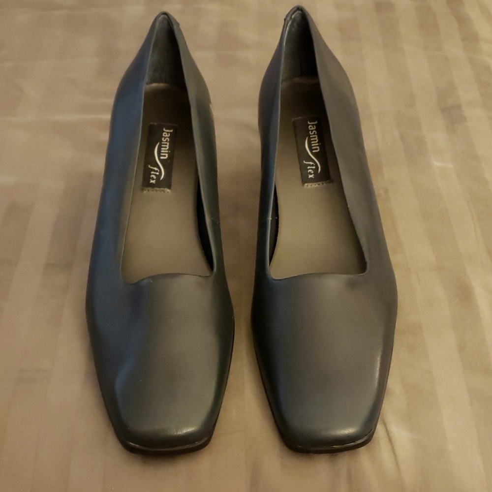 11W Jasmine Flex Navy Blue Pumps